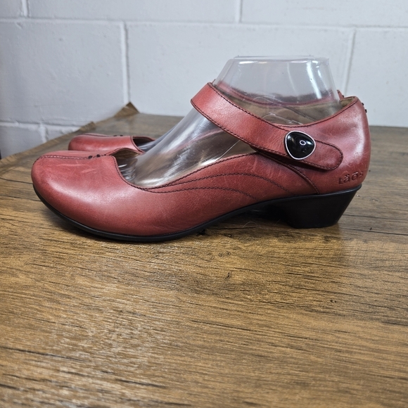 Taos Samba Red Leather Mary Jane Low Heels - Picture 6 of 12